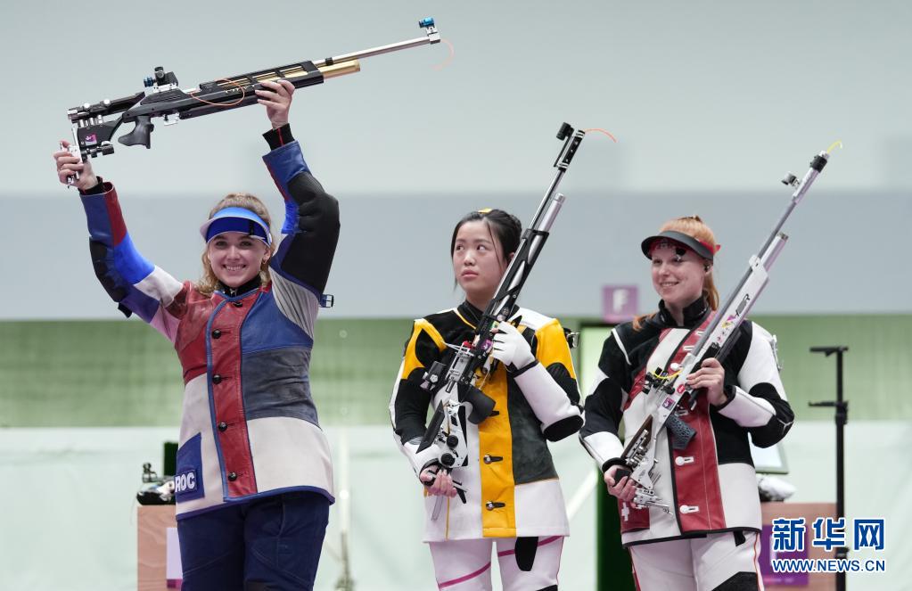 　7月24日，中国选手杨倩（右）在比赛中。
　当日，东京奥运会射击女子10米气步枪决赛在日本东京朝霞射击场进行。
    新华社记者 鞠焕宗 摄
