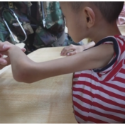 暖心！“东风奶爸”再访“娃娃家”