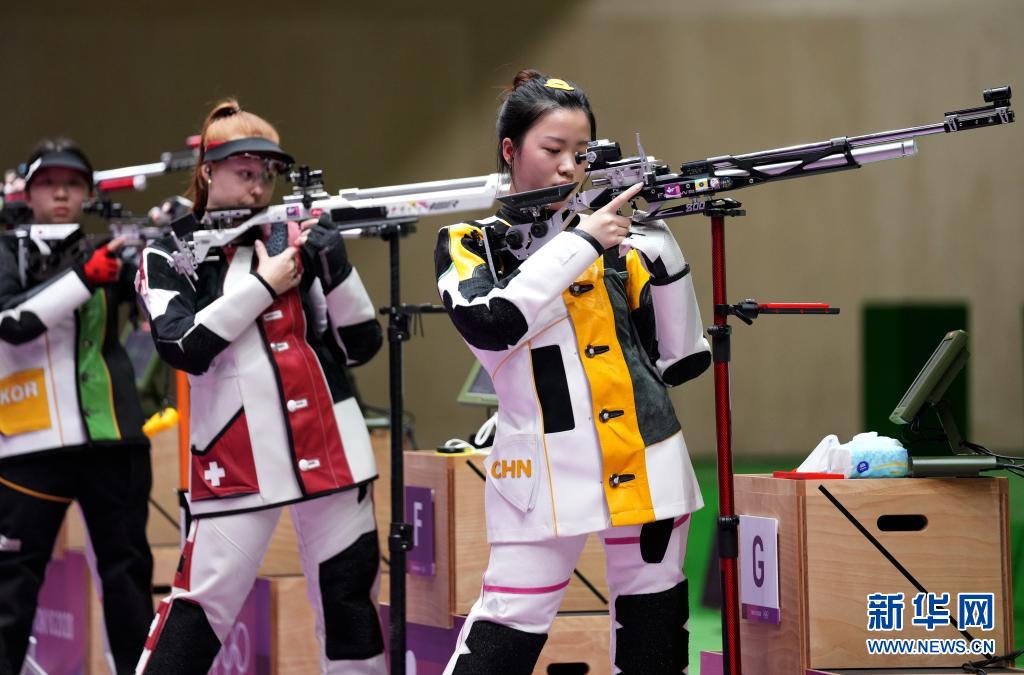 7月24日，中国选手杨倩（右）在比赛中。
　当日，东京奥运会射击女子10米气步枪决赛在日本东京朝霞射击场进行。
    新华社记者 鞠焕宗 摄