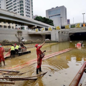 被暴雨淹没的郑州京广路隧道预计今日可完成抽水工作