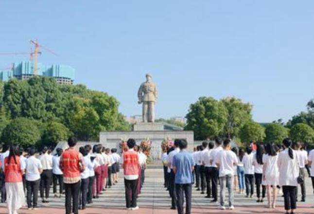 湖南雷锋纪念馆举行“烈士纪念日”献花仪式