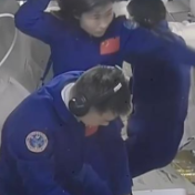 新衣、美食、小桃心……最忙“出差三人组”太空生活Vlog太有爱了