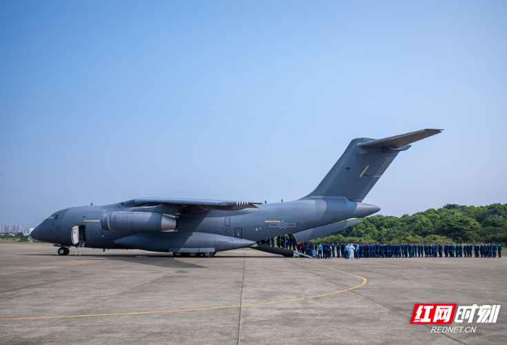 中南五省（区）新录取空军飞行学员从长沙乘“运-20”赴校报到