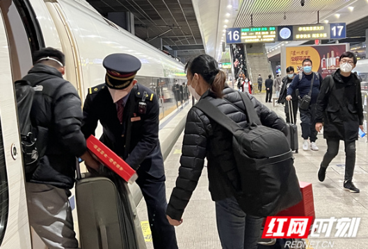湖南2023春运首趟“红眼列车”上暖意十足，常德味儿很浓