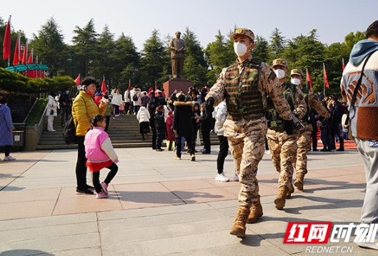 韶山景区春节假期游客激增 武警官兵一线执勤确保安全