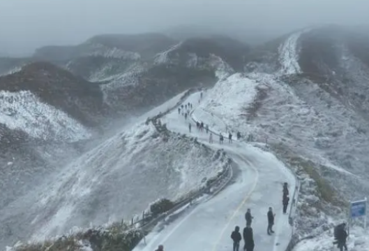 云冰山上雪景美 岭南游客又回归