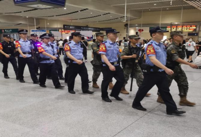 长沙南站派出所民警以平安向祖国献礼 用坚守护旅客平安