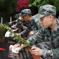 缅怀革命先烈 龙山县军地向革命烈士敬献花篮