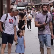 “China Travel”持续火爆 外国游客也来中国“遛娃”