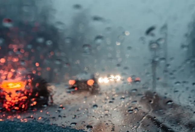今天白天，湖南大部分地区有阵雨或雷阵雨，驾车出行请注意安全！