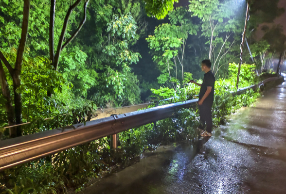 暴雨中的坚守者：守护在湘江边的省人大代表