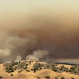 美国加州林火肆虐 灭火工作持续