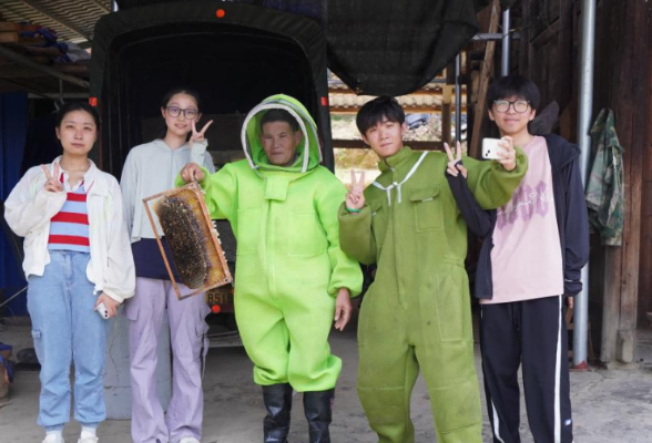 这届大学生好“土”，一到暑假就往村里钻！