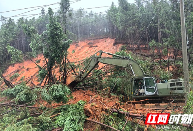 武警官兵动用大型专业装备加紧抢通资兴市八面山方向受阻道路