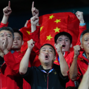 乒乓比赛观众席的这个角落,让薪火相传具象化了|夏奥热知识