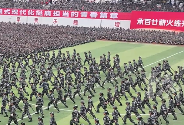 湖南农大数千学子军训汇演，校园版“沙场秋点兵”太燃了！