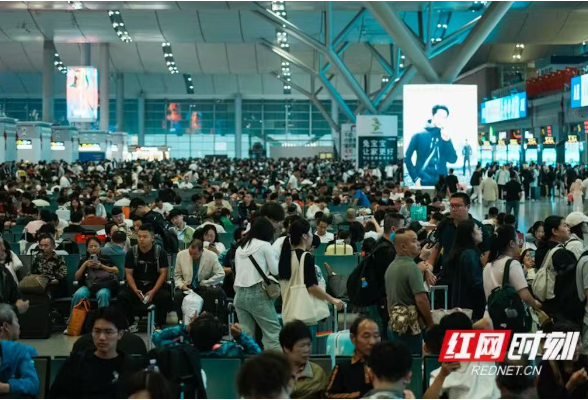 组图 | “十一”黄金周首日长沙南站客流火爆 夜间加开58趟高铁