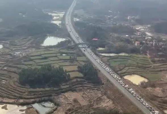 湖南男子开飞机回老家过国庆：65公里开车需一个多小时，飞机只要15分钟