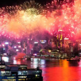 组图丨香港举行国庆烟花汇演 超3万枚烟花闪耀维港