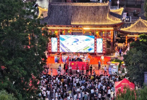 国庆中秋长假首日 超20万游客打卡常德河街
