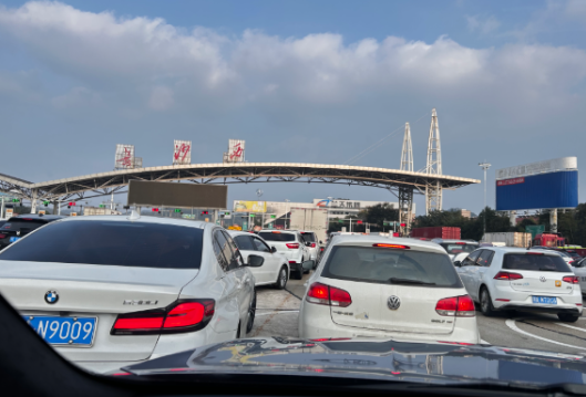 时刻回ing丨长沙西收费站排长龙？管理方：返程高峰所致，已全力疏导