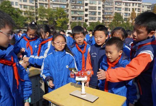 湖南新邵：千名学生玩转“科学魔法”