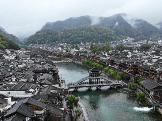 湖南凤凰：特色旅拍丰富旅游体验