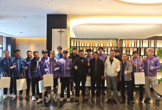 “联赛最强”遇上“保级关键” 湘超第9轮焦点战前瞻：岳阳球员与球迷共盼战胜长沙队