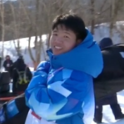 穿冰爪鞋、自创外语手册……亚冬会这群高校志愿者超给力