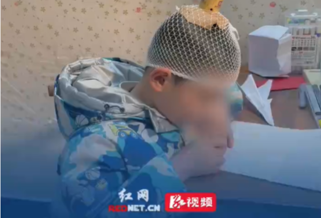 自闭症男孩梦想当地铁司机 单亲妈妈六年守护