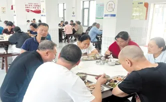 “抬脚就能吃上热饭，还有老伙伴唠家常”宁乡市候旨亭社区爱心食堂一个月服务老年人超2000人次