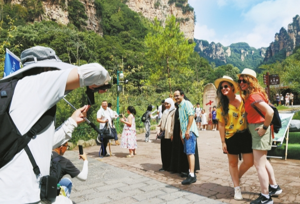 张家界：避暑胜地显魅力