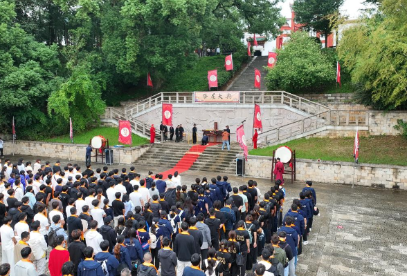 全国大学生龙舟赛队员汨罗江畔祭屈栽橘 以青春之姿传承求索精神