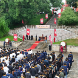 全国大学生龙舟赛队员汨罗江畔祭屈栽橘 以青春之姿传承求索精神