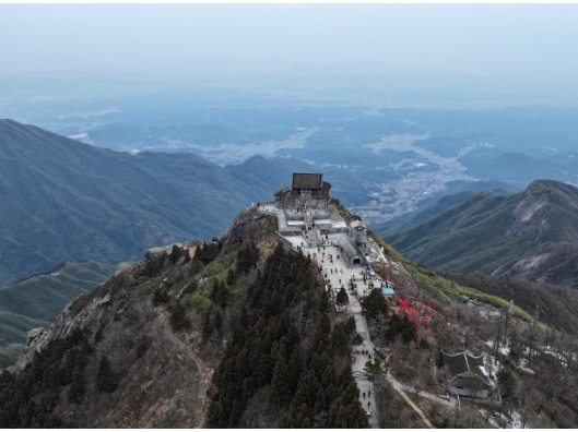 登高揽胜品衡山