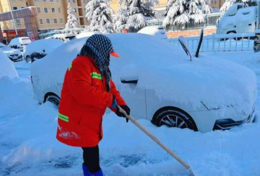威海暴雪致“雪中挖车”？当地：积雪“高过脚踝”