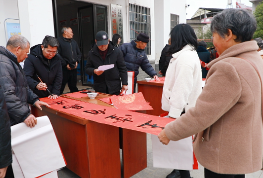 湖南汝城：送福到农家 师生村民同写春联迎新年