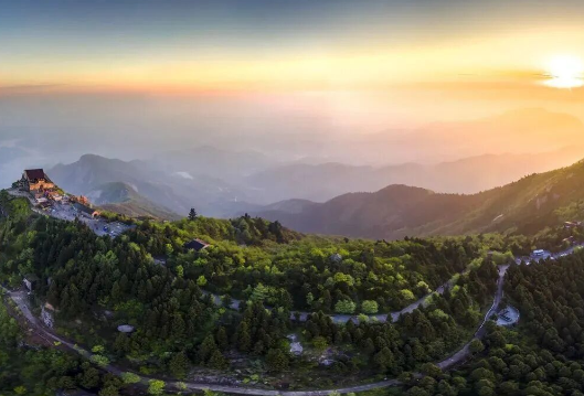 南岳衡山中心预约人数已接近最大承载量，景区发布错峰提示