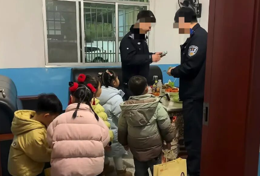 湖南平江“小孩哥”“小孩姐”去派出所拜年，领到1元红包，当地回应：特色年俗