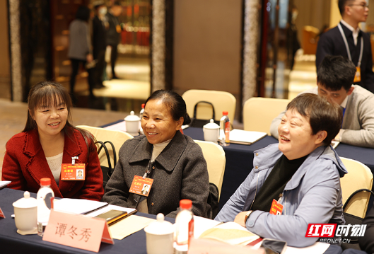 来自田埂的三位代表约了个“肥”局：跨县调粪 | 两会现场