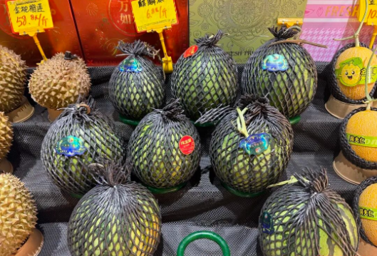 早春西瓜在长沙抢鲜上市，买一个要花近百元，业内人士：建议消费者不必盲目高价尝鲜