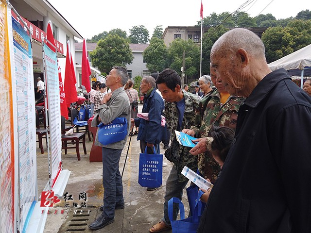 宣傳品的群眾王家嶺村民姚祖清,姚又生手提一袋子東西,跑過去看熱鬧