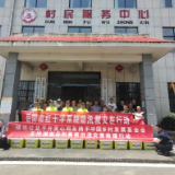 岳阳市红十字志愿者驰援临湘市江南镇 为受灾家庭发放“人道救援应急箱”