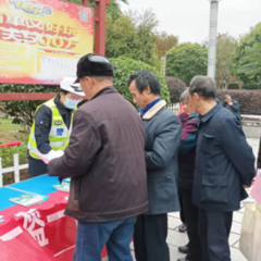 芷江：交警进社区开展“一盔一带”交通安全宣传活动
