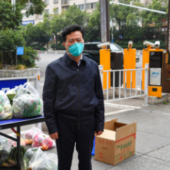 黎春秋在城区督导物资保供及小区封控管理工作时强调：保质保量保速做好物资供应 切实筑牢群防群控坚固防线