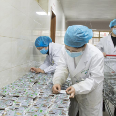 生产车间通宵达旦，抗疫一线中药飘香