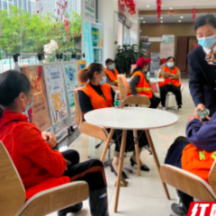 中国人寿怀化分公司开展“致敬劳动者、真情暧人心”户外劳动者驿站主题活动