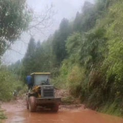 怀化沅陵：暴雨致多条公路线受阻 公路部门紧急抢通