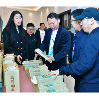 组图丨“花式”黄精展示吸引客商找寻合作机遇  