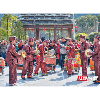 新春走基层 | 扫阳春·对山歌·鼟锣赛  在新晃伞寨春节“村晚”品非遗盛宴